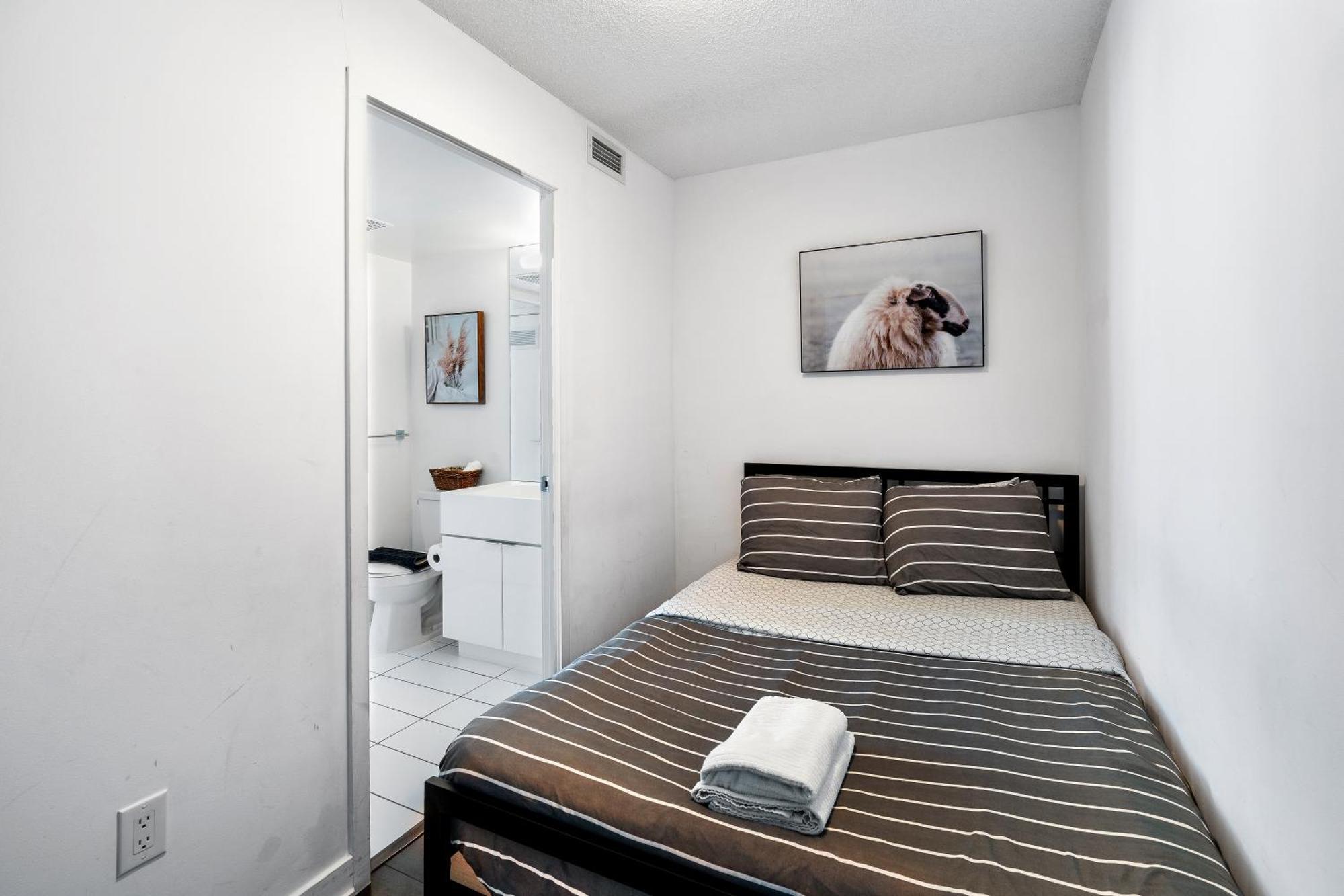 Exquisite Condos By Cn Tower With Parking Toronto Esterno foto