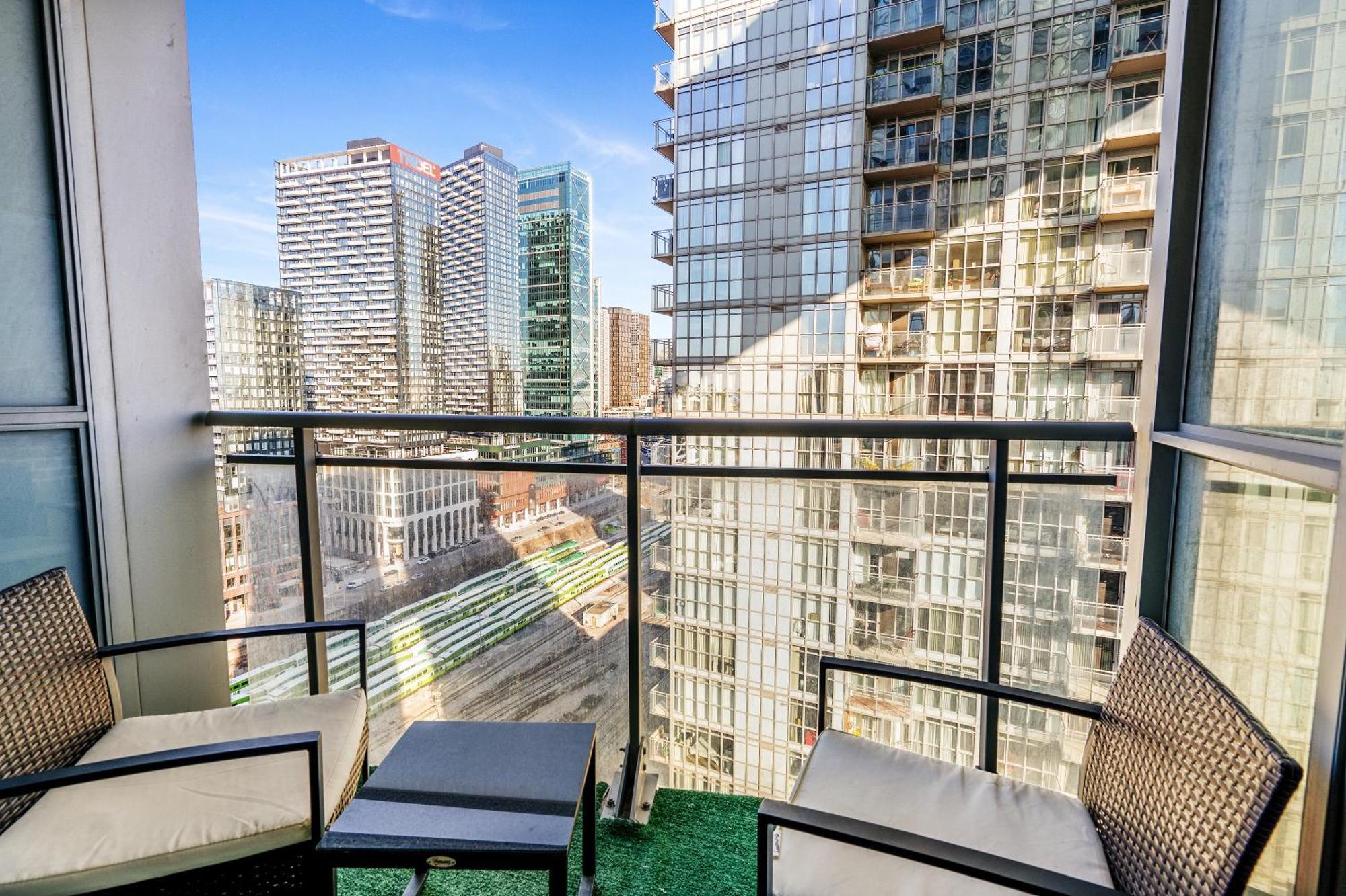Exquisite Condos By Cn Tower With Parking Toronto Esterno foto